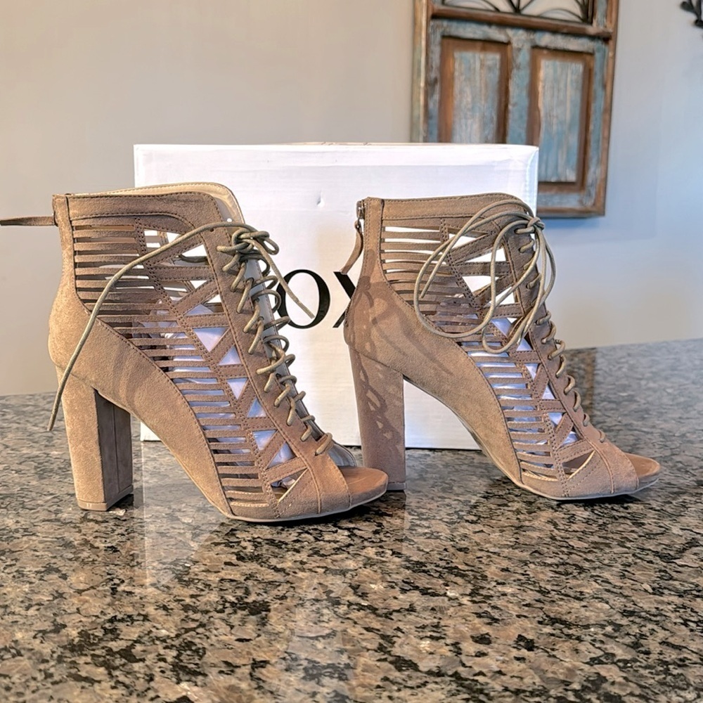 XOXO taupe bedelia peep toe bootie NIB 8.5